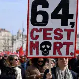 Francia cambia edad mínima de jubilación de 62 a 64 años