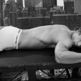 Jeremy Allen White enciende las redes al posar en ropa interior para Calvin Klein
