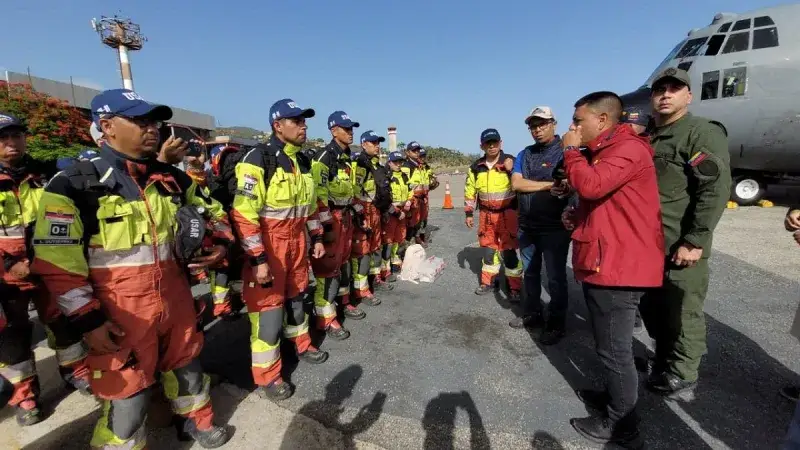 Bomberos de Quito regresan a Ecuador tras hallar dos sobrevivientes en Venezuela