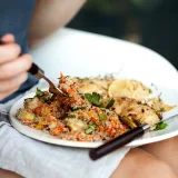Can low-carbohydrate or low-fat diets prolong life in middle-aged and older adults?