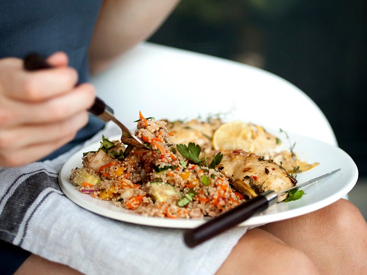 Can low-carbohydrate or low-fat diets prolong life in middle-aged and older adults?
