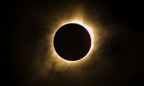 Conoce a qué horas podrás ver el Eclipse solar híbrido
