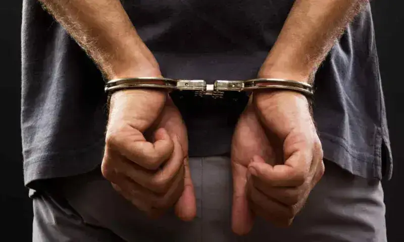 Condenan a hombre a más de 26 años de prisión por abusar de su nieto