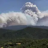 Nube tóxica afecta el área de Salónica tras incendio