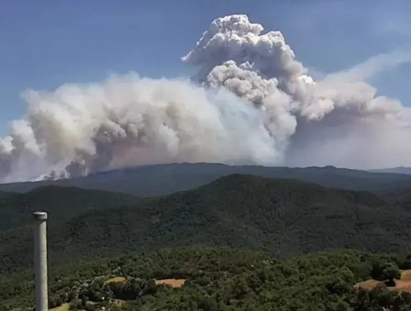 Nube tóxica afecta el área de Salónica tras incendio