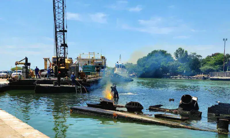 Inician recuperación de chatarra sumergida en el Lago de Maracaibo