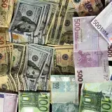 Billetes internacionales variados que muestran diferentes monedas. Ideal para temas relacionados con las finanzas.