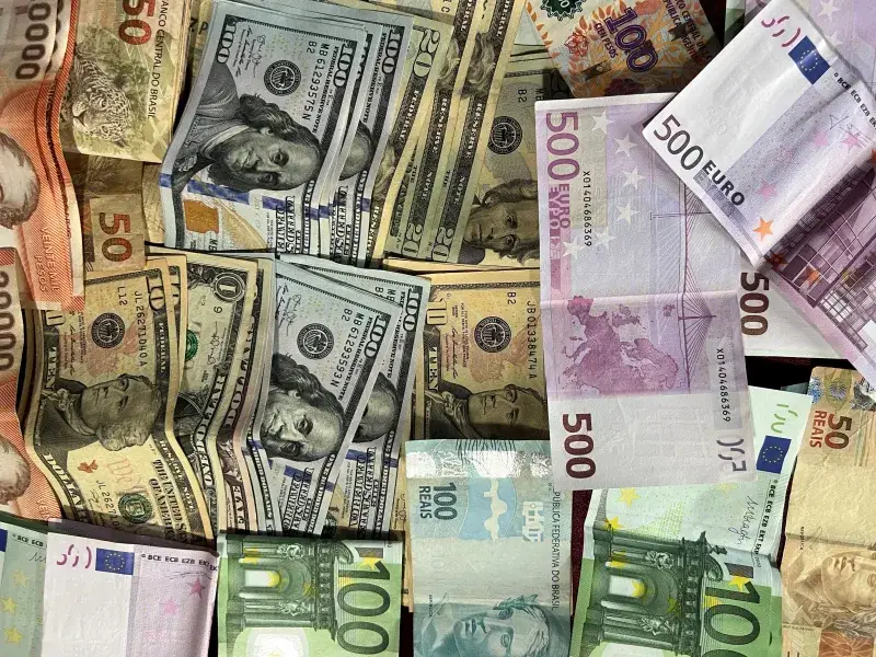 Billetes internacionales variados que muestran diferentes monedas. Ideal para temas relacionados con las finanzas.