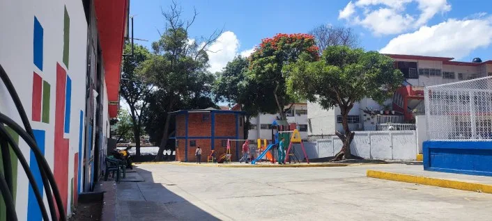 Hacinamiento en refugios de Caracas expone a mujeres y niñas