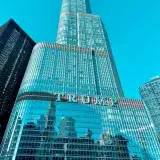 Impresionante vista de la arquitectura de vidrio de la Trump Tower en el horizonte de Chicago.