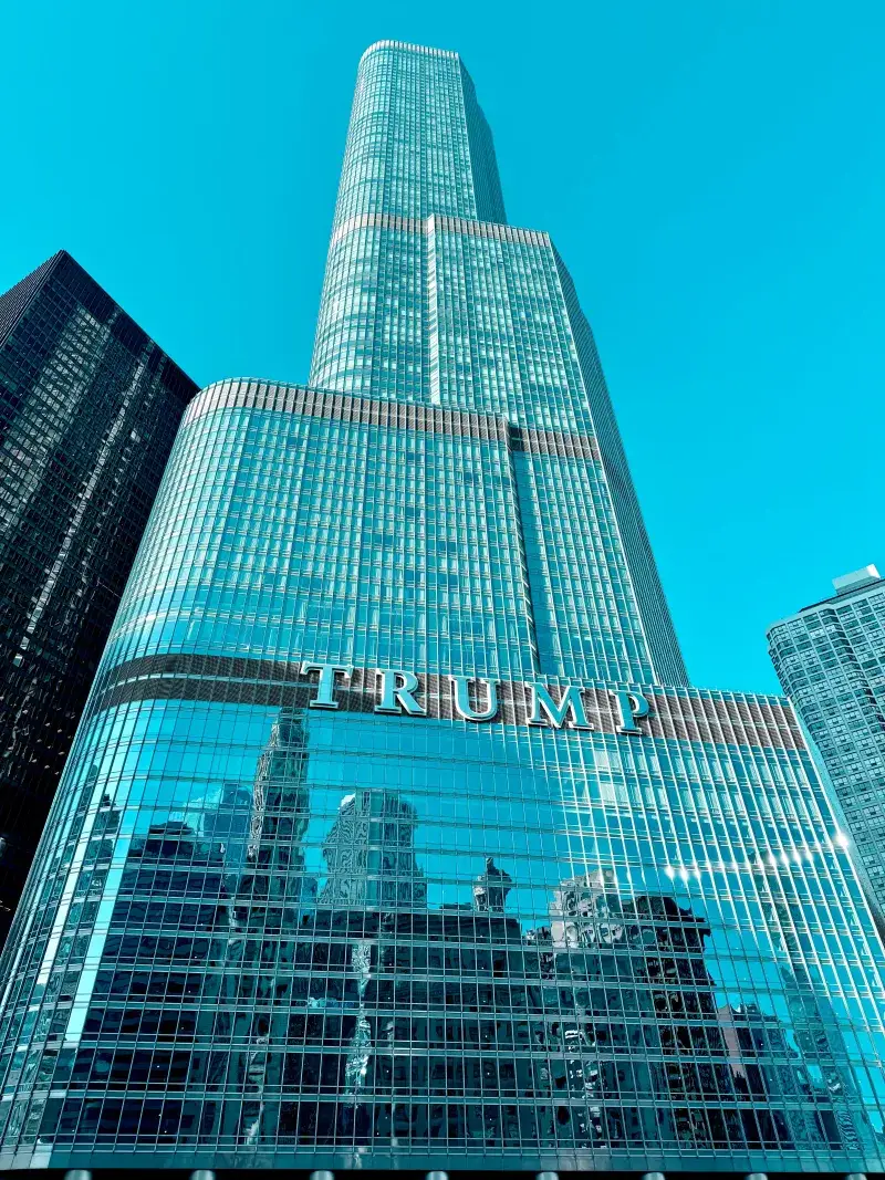 Impresionante vista de la arquitectura de vidrio de la Trump Tower en el horizonte de Chicago.