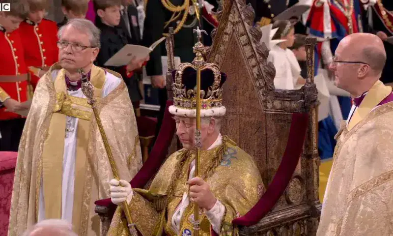 Carlos III es coronado rey por el arzobispo de Canterbury
