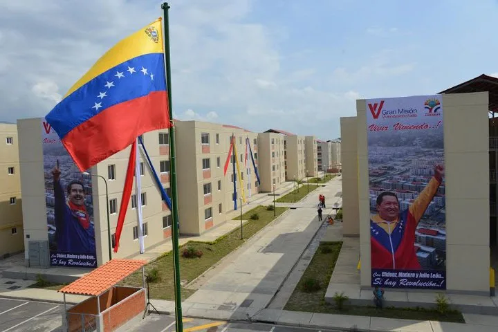 Gran Misión Viva Venezuela lleva apoyo cultural y humanitario a refugio de Catia