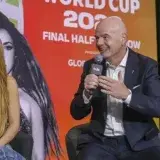 Gianni Infantino entrega balón autografiado a Shakira