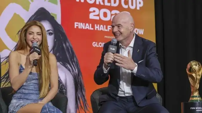 Gianni Infantino entrega balón autografiado a Shakira