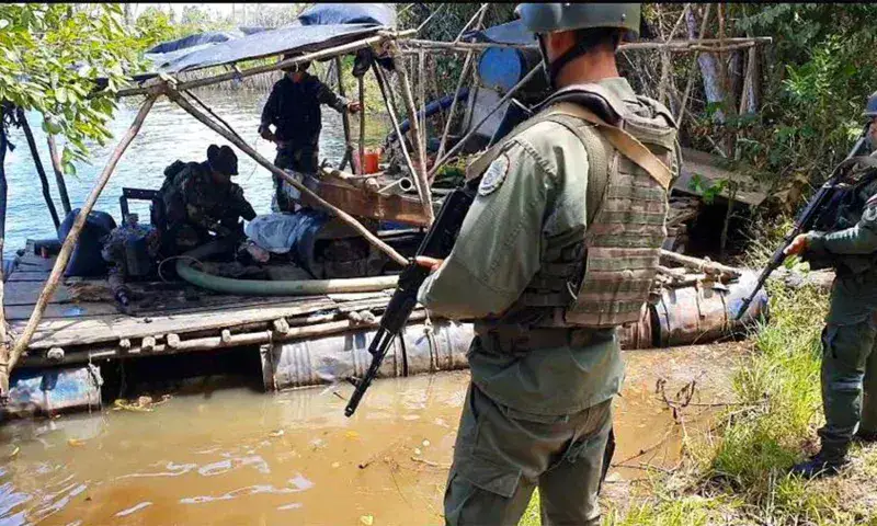 Destruyen 6 balsas usadas para minería ilegal en el río Caroní