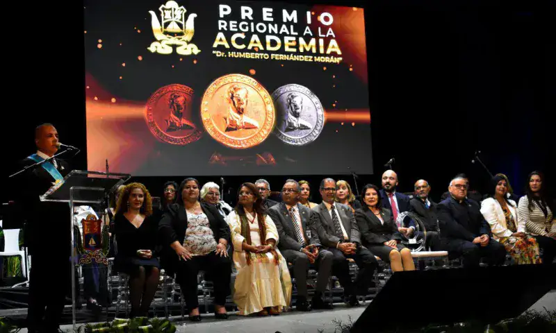 Gobernación entrega Premio a la Academia "Dr. Humberto Fernández Morán"