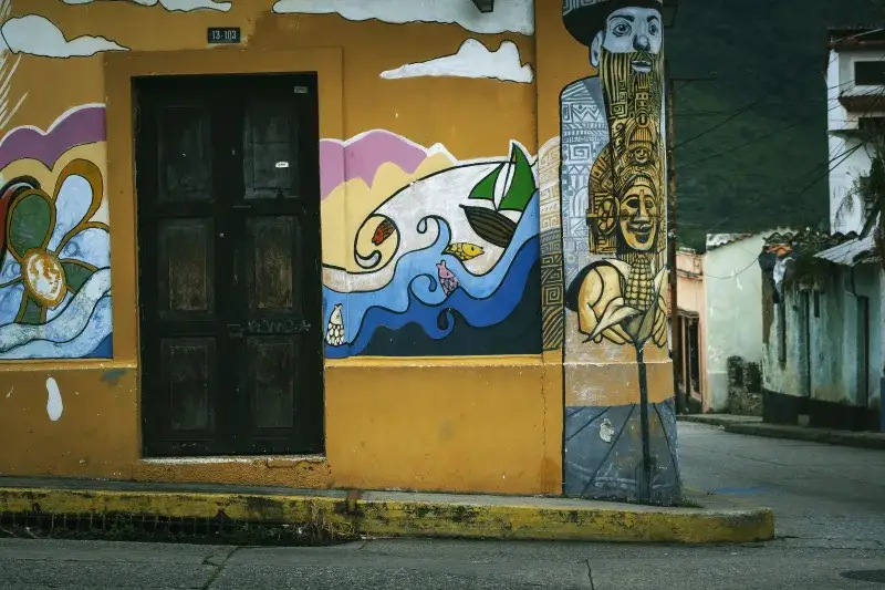 Colorful mural on a street corner in Mérida, Venezuela, showcasing local street art.