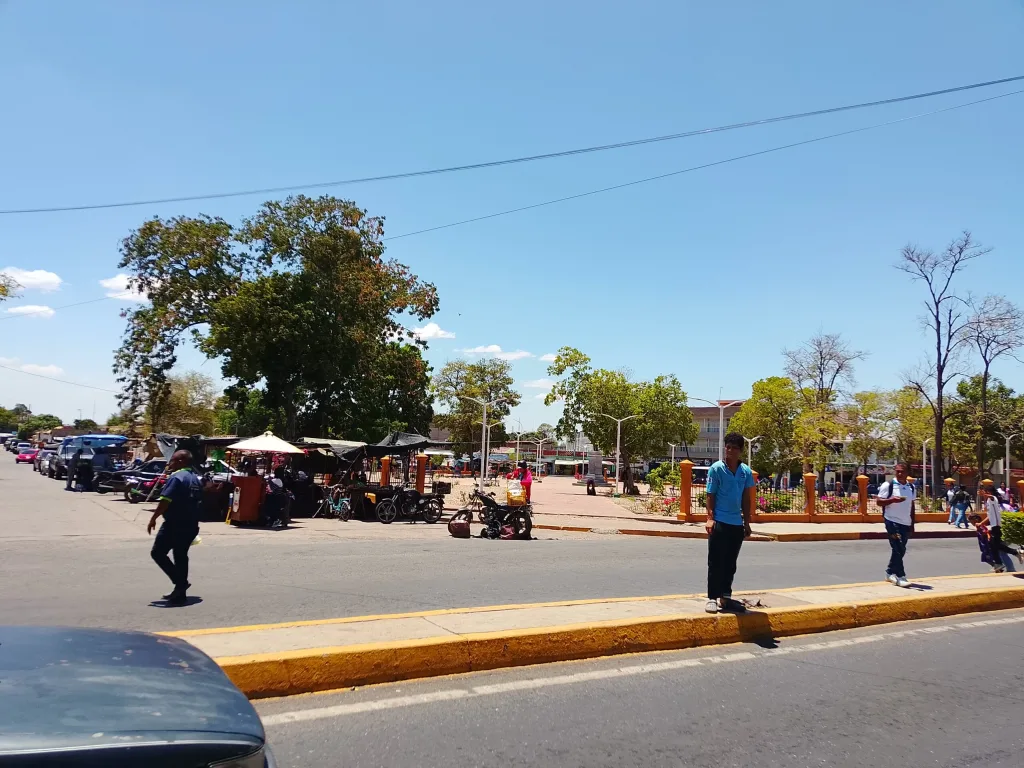 Inician operativo de despeje de aceras en el centro de Carora