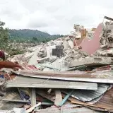 Carayaca sigue desasistida tras el terremoto y vecinos cargan con rescates y duelo