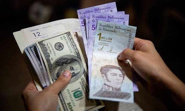 El bolívar pierde en agosto un 9,4% de su valor frente al dólar