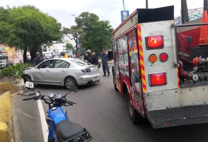 Dos heridos deja volcamiento de vehículo en la avenida Sucre de Catia