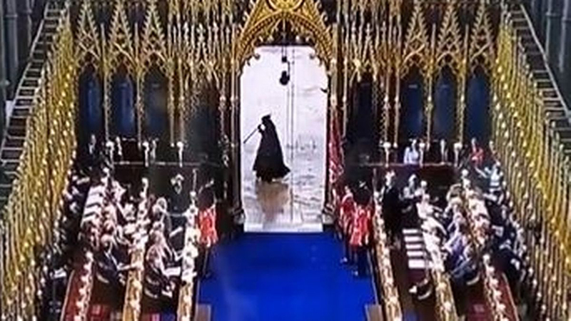 La espectral figura que cruzó la abadía durante la coronación de Carlos III (Video)