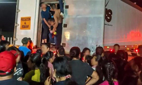 Hallan en México a 350 migrantes hacinados en caja de tráiler