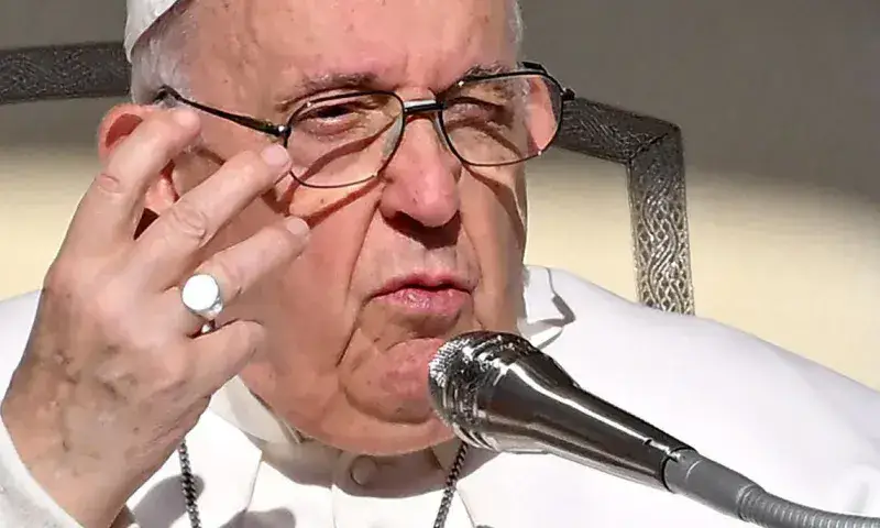 El Papa pide a países que no recurran a las armas sino a la razón