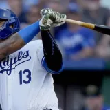 Salvador Pérez conecta hit y consolida su liderato entre los receptores de la MLB