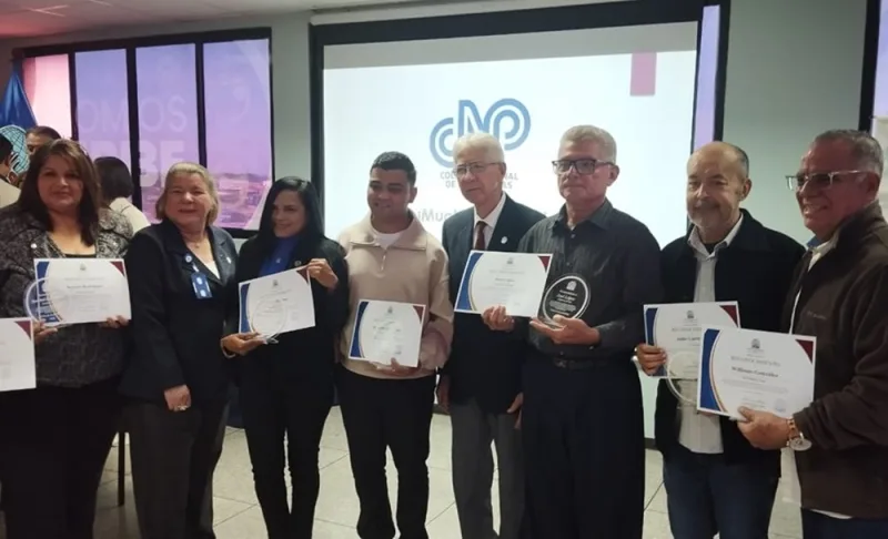 Urbe reconoce a ocho comunicadores y cinco medios en el Día del Periodista
