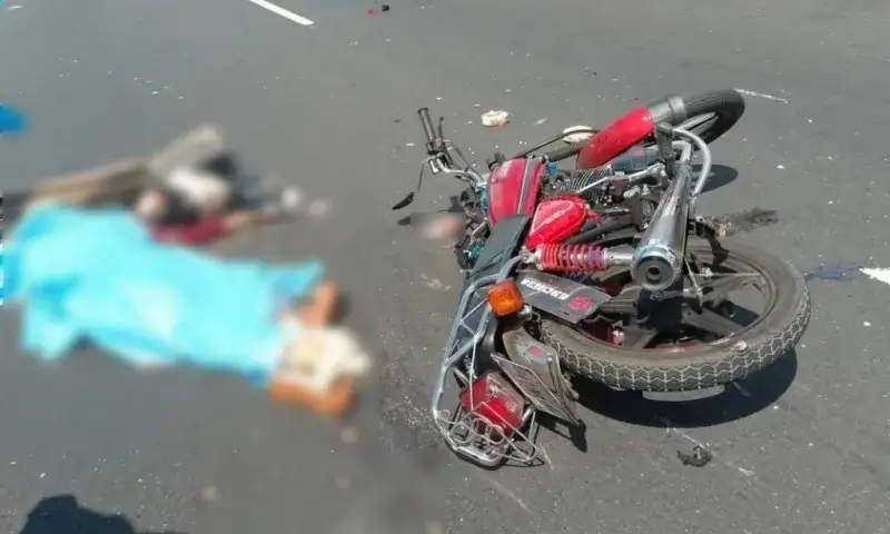 Joven de 19 años fallece en colisión de moto con gandola en la C1