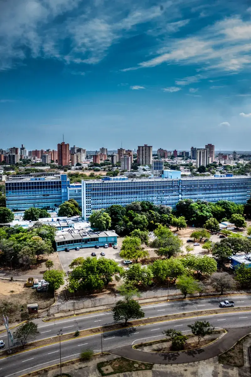 Panoramic view of Maracaibo showing the Rectorate building and city skyline under a clear sky.