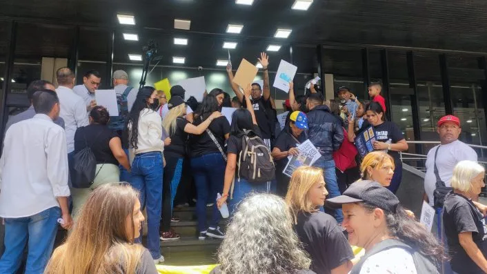 Familias de presos políticos rompen cerco policial en Caracas
