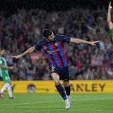 Barcelona aplasta a Betis y mantiene distancia