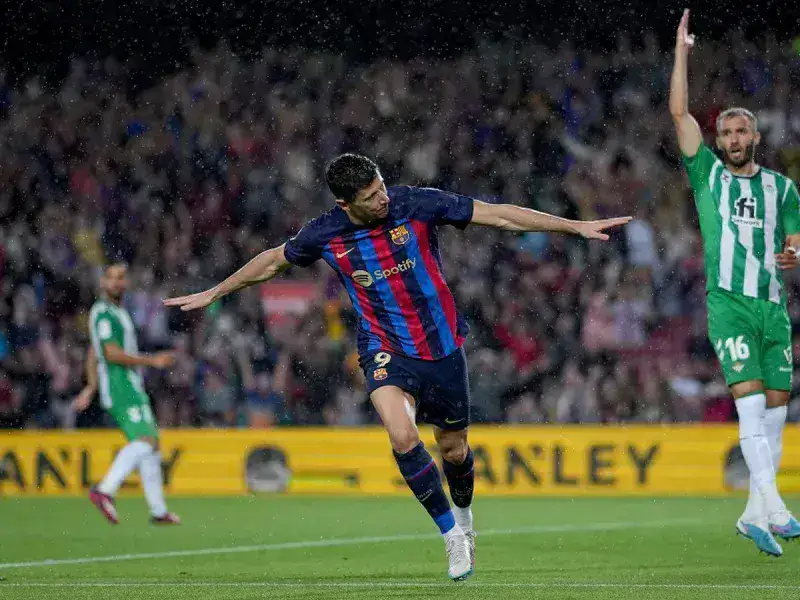 Barcelona aplasta a Betis y mantiene distancia