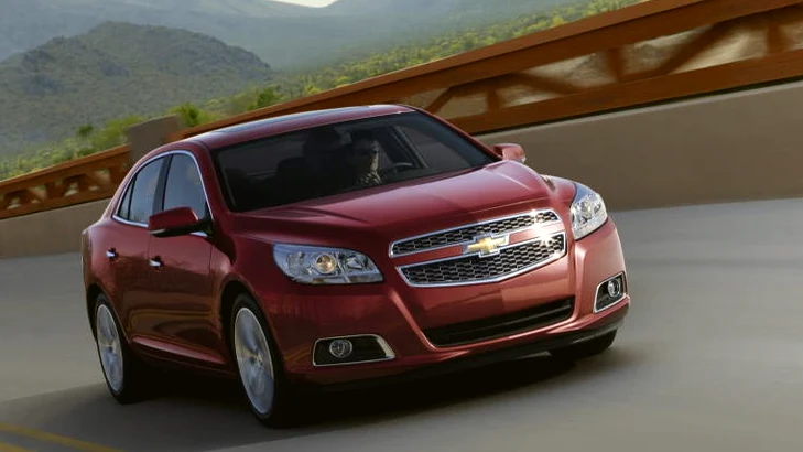Joven graduado recibe un Chevrolet Malibú como regalo