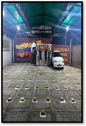 Detuvieron a una pareja con 31 panelas de marihuana