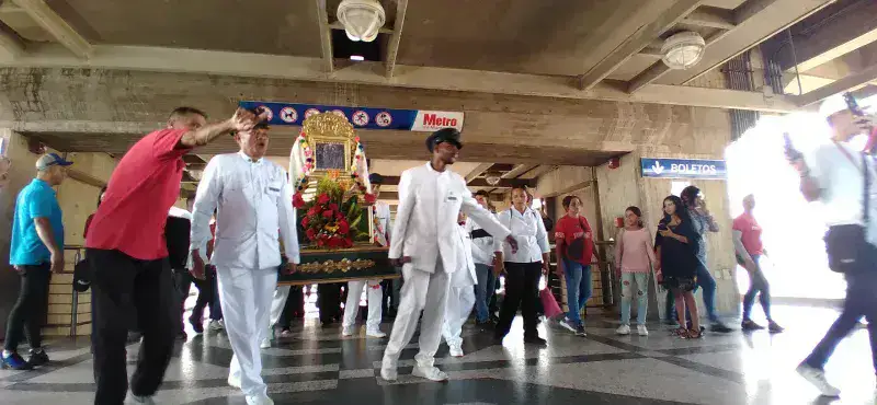 Usuarios y trabajadores del Metro de Maracaibo acompañaron a la Chinita