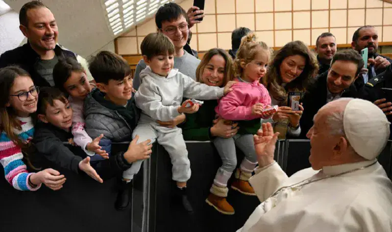El Papa critica obsesión por la apariencia en las redes sociales