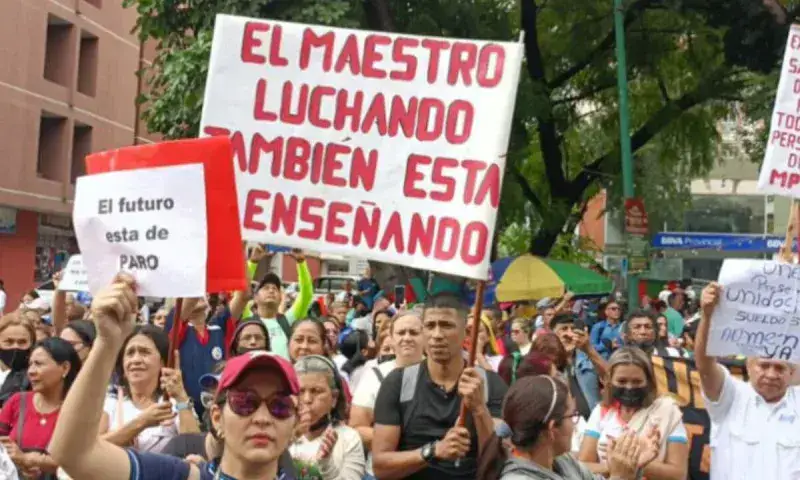 Docentes protestan en Caracas para exigir el pago de cestatique