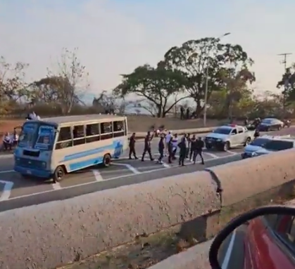 Se fugan 10 personas de Negra Hipólita tras accidentarse bus