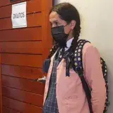 Hombre se disfraza de colegiala para tomar fotos de niñas en baños