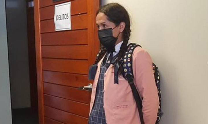 Hombre se disfraza de colegiala para tomar fotos de niñas en baños