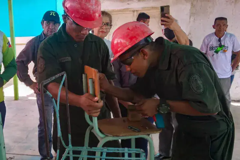 Bricomiles en Zulia activas con la renovación del mobiliario escolar