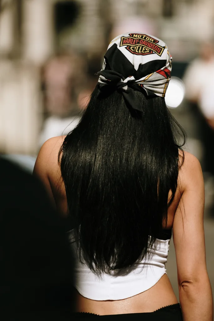 Cómo secar el cabello al aire sin frizz este verano