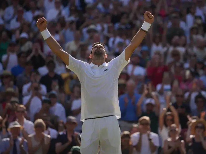 Djokovic alcanza 105 triunfos en Wimbledon y iguala a Federer