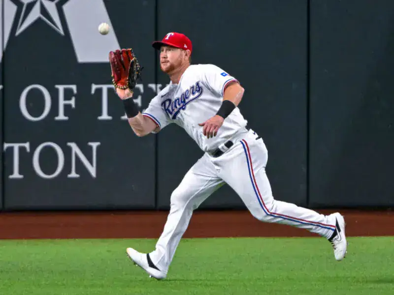 Yankees acuerdan con Kole Calhoun