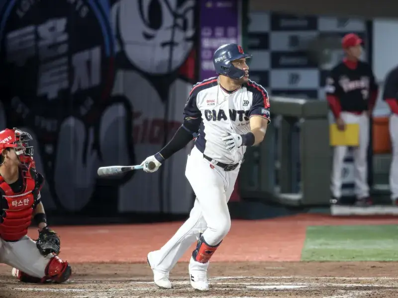 Víctor Reyes sacudió su jonrón 12 en la KBO de Corea