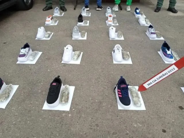 Llevaban 8 kilos de droga en 10 pares de zapatos